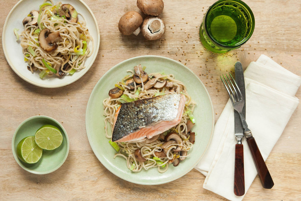 Lachs mit Mie-Nudeln und Pilze in einer Chilli-Limettenvinaigrette