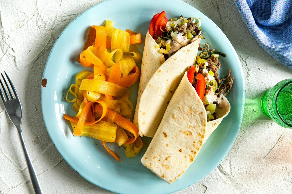 V1: Rindfleischburritos mit Paprika und Lauch dazu Karotten-Kreuzkümmel-Salat