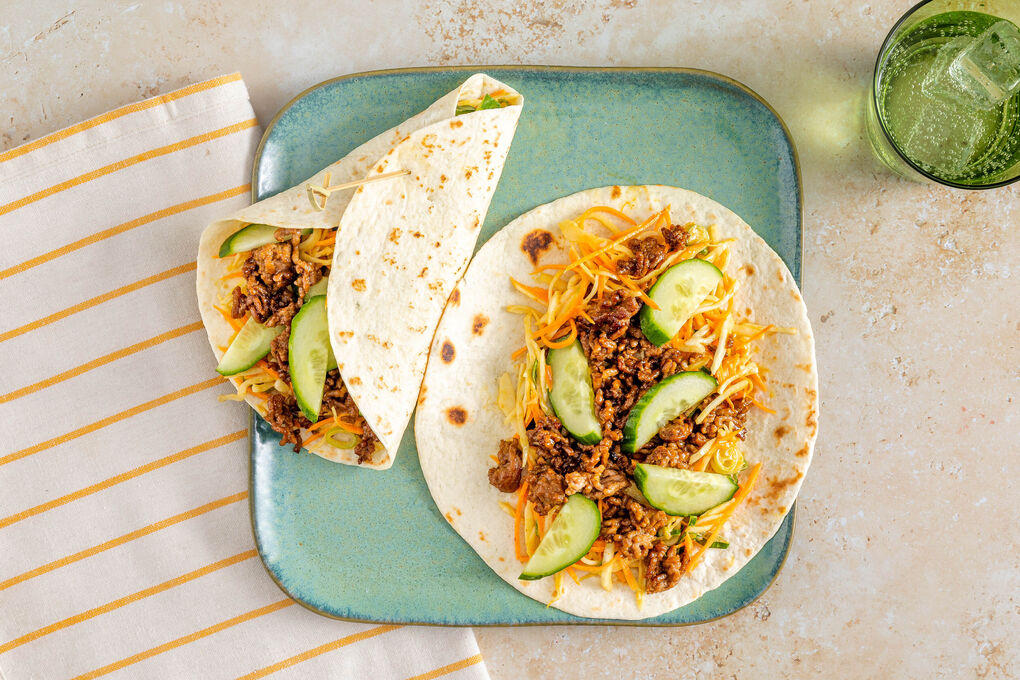 V1: Rindfleisch-Wraps indonesische Art mit Weißkohl-Erdnuss-Salat und Gurke
