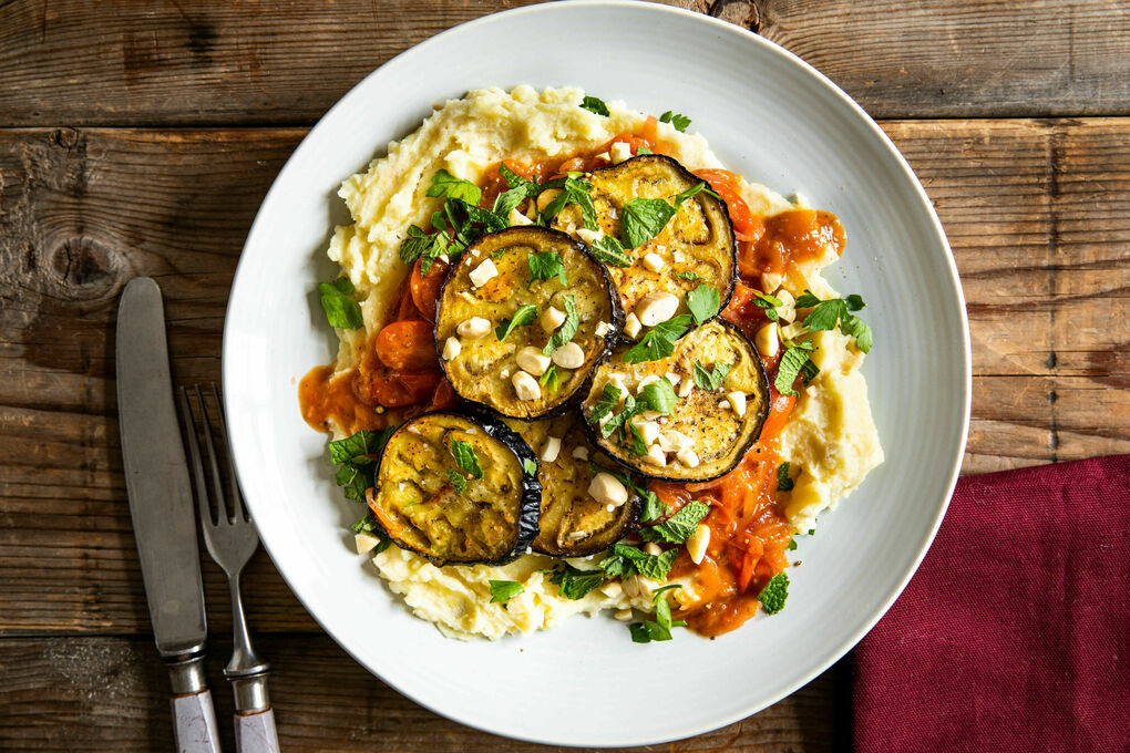 <650kcal: Auberginen aus dem Ofen mit Mandeln an Kartoffel-Bohnen-Püree mit Knoblauch