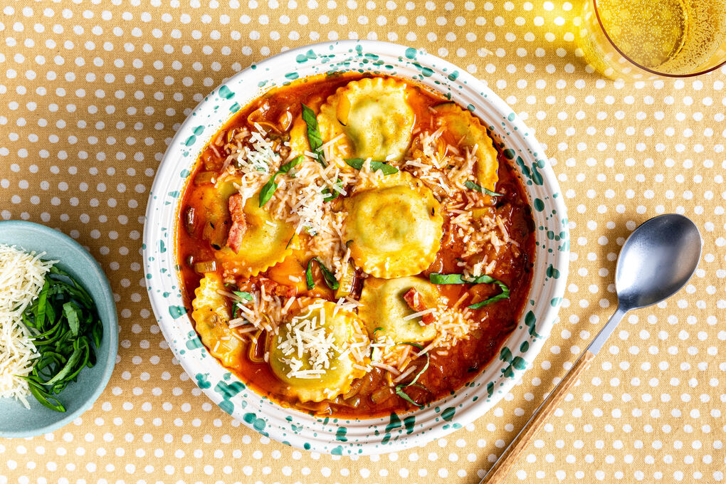 <650kcal: Tomatensuppe mit Speck & Tortelli garniert mit Käse und frischem Basilikum