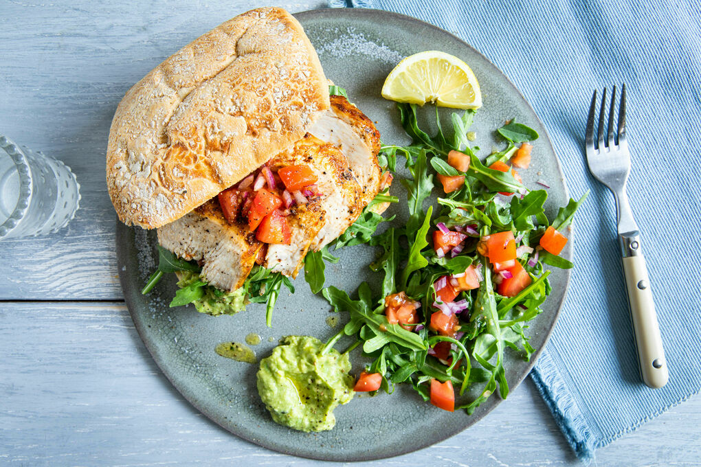 V: Knuspriges Bio-Hähnchensandwich mit Guacamole und Tomatensalsa