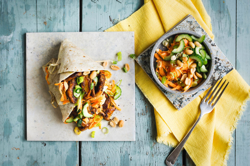 <650kcal V2: Teriyaki-Garnelen-Wraps mit Karottensalat und Erdnüssen