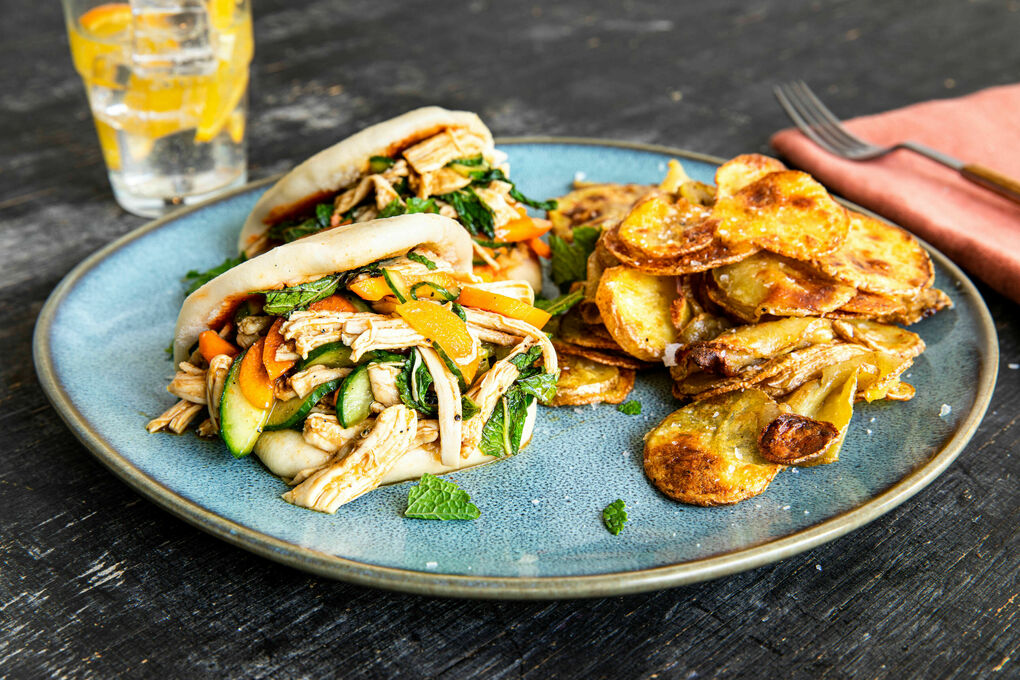V2: Gua Bao mit Hoisin-Bio-Hähnchen & Gemüse dazu knusprig gebackene Kartoffeln