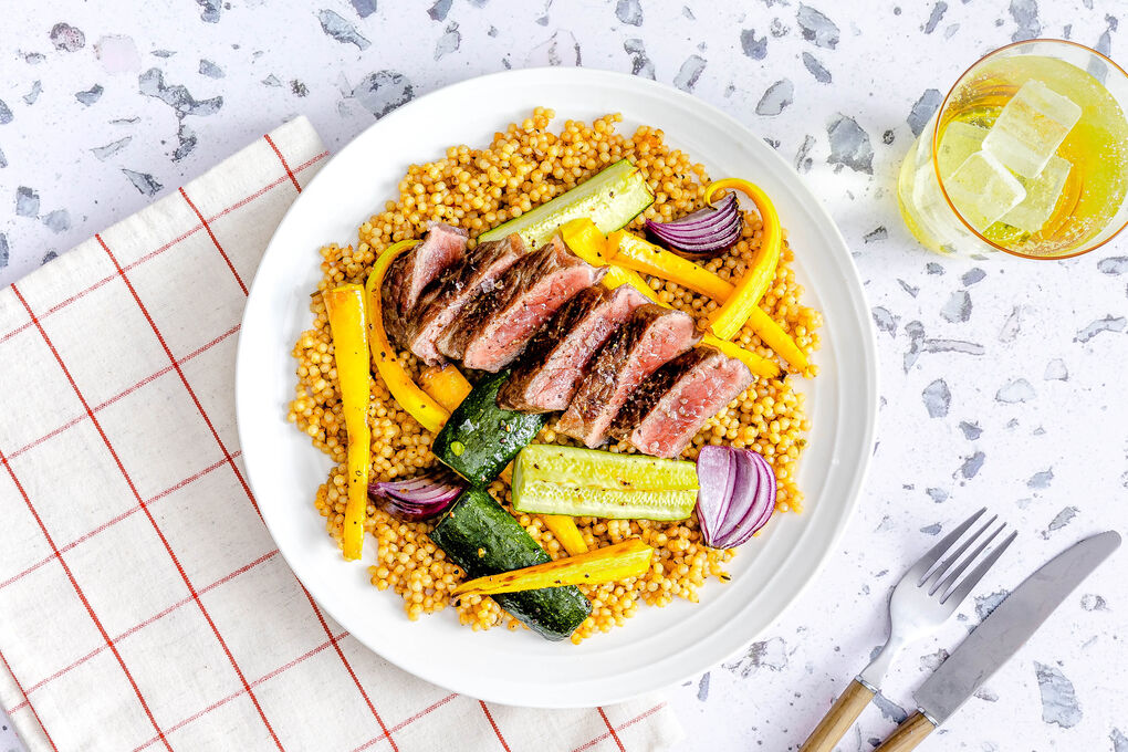 V2: Bio-Rindersteak und gebackenes Gemüse an würzigem Perlencouscous