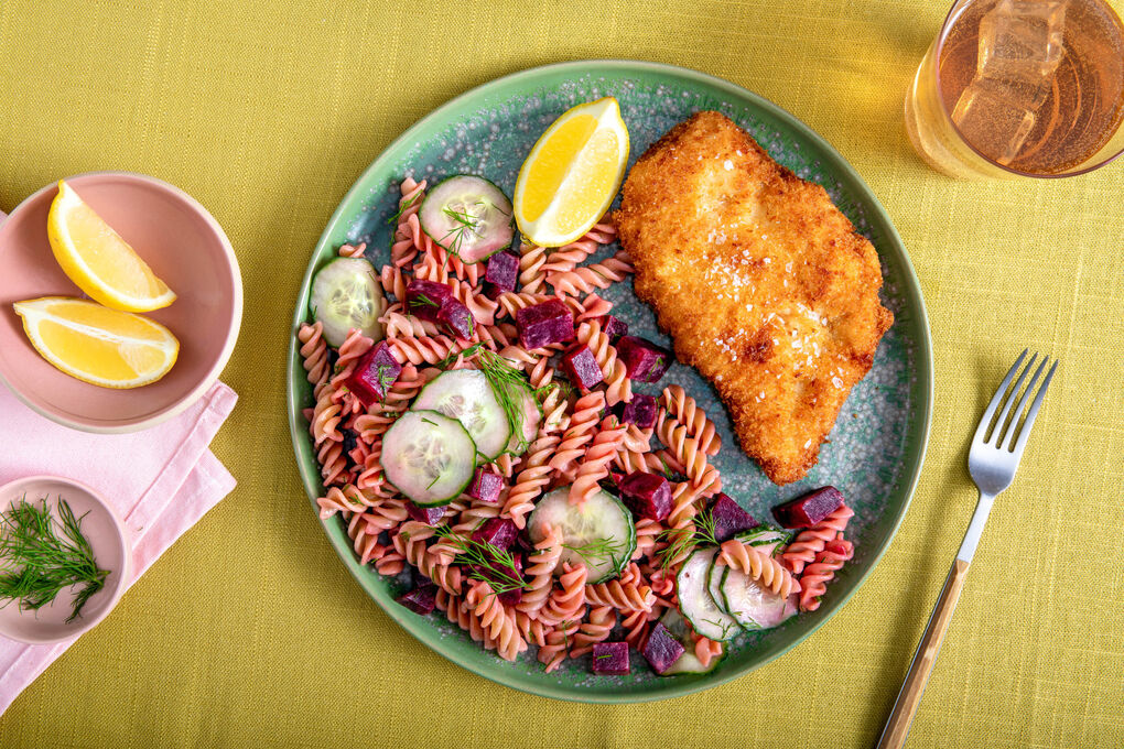 V3: Veganes Hähnchenschnitzel mit Pasta mit Roter Bete, Gurke und Dill