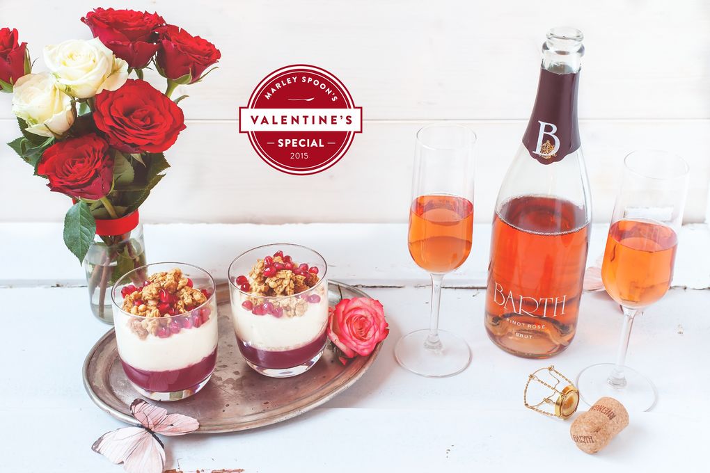 Cremiger Cheesecake im Glas mit einer Flasche Barth-Rosé-Sekt