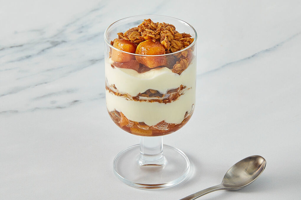 <650kcal: Fruchtiger Apfel-Trifle mit Hafercrunch und Joghurtsahne