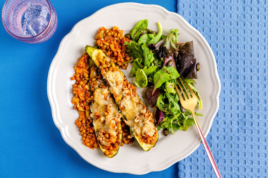 Low Carb: Gefüllte Zucchini mit Linsen & Käse dazu gemischter Salat mit Kürbiskernen