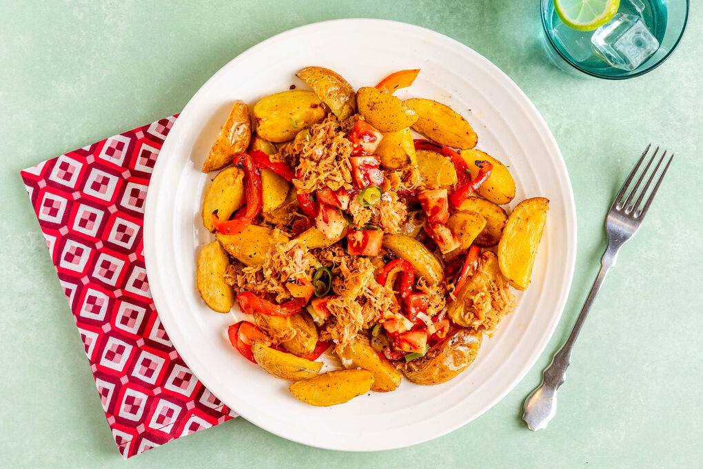 <650kcal: Pulled Chicken auf Cajun-Kartoffeln mit Paprika und fruchtiger Tomatensalsa