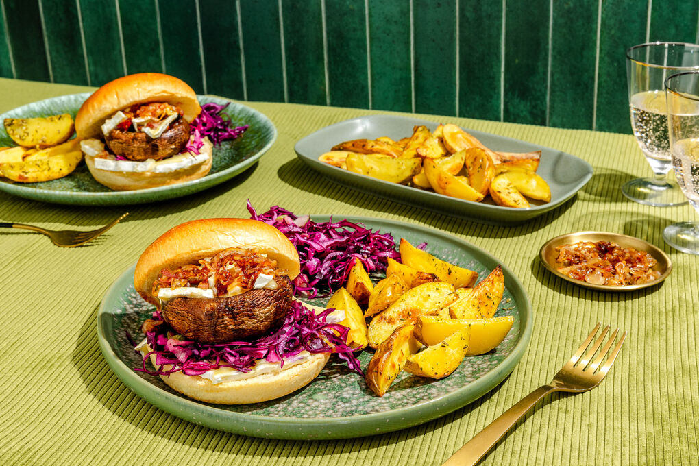 Portobello-Pilzburger mit Brie und Schalotten dazu Coleslaw und getrüffelte Ofenkartoffeln