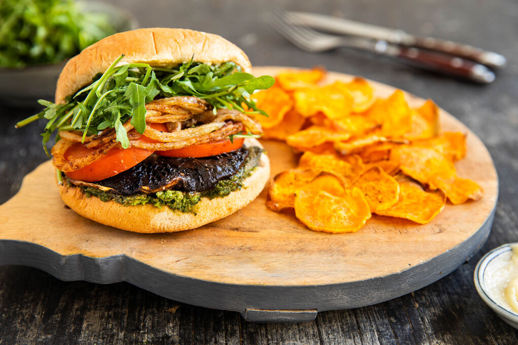 Portobelloburger mit Röstzwiebeln dazu Süßkartoffelchips und Dip