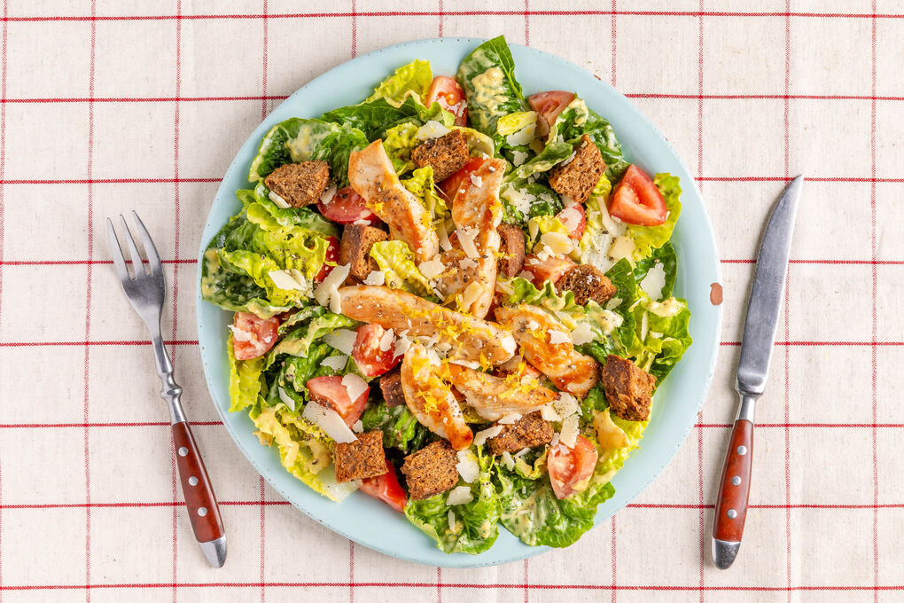 Caesar Salad mit gebratenen Hähnchenbruststreifen