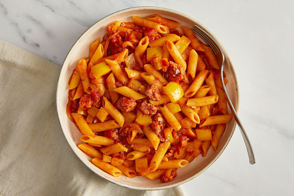 Penne mit Schweinswurst und Paprika in würziger Tomatensauce