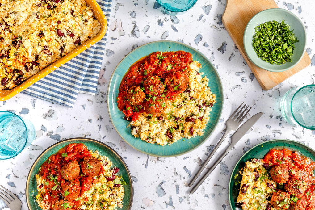 Fleischbällchen in Tomatensauce mit gebackenem Blumenkohl-Bohnen-Mix