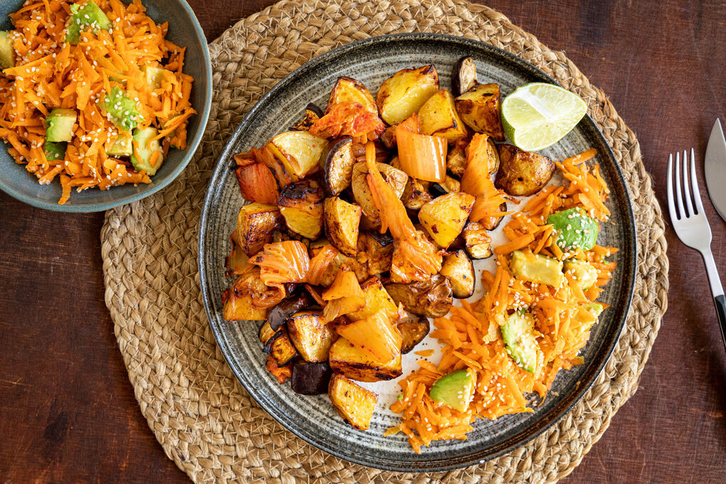 <650kcal: Kartoffeln und Aubergine mit Kimchi dazu Avocado-Karotten-Salat