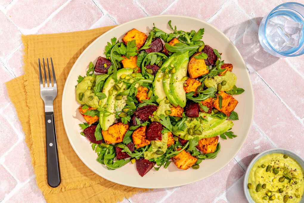 Feiner Ofengemüse-Salat mit Pistazien mit Süßkartoffeln und Avocadocreme