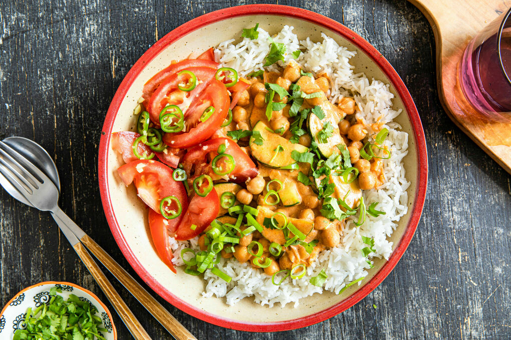 V: Zucchini-Kichererbsen-Curry mit Naturreis und Tomatensalat mit Ingwer