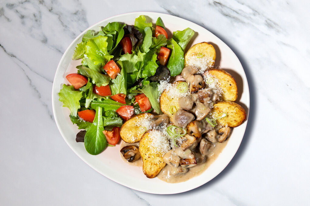<650kcal: Ofenkartoffeln mit feiner Pilzsauce dazu grüner Salat mit Tomate
