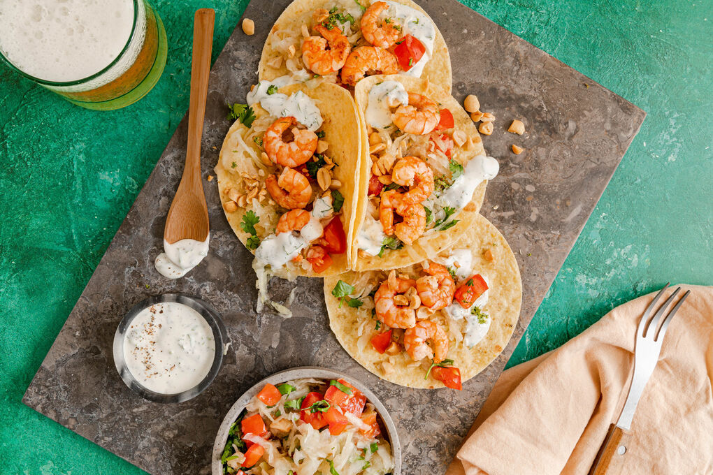 V2: Zitronengras-Garnelen-Tacos mit Kohlrabisalat und Erdnüssen