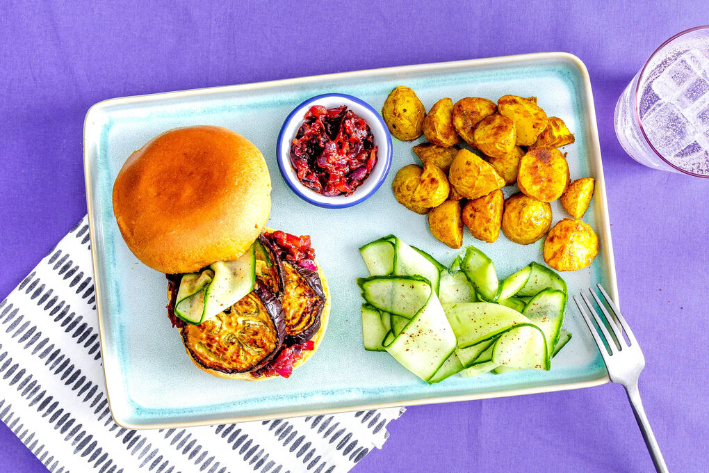 <650kcal: Auberginen-Miso-Burger mit Gurken und Zwiebelrelish