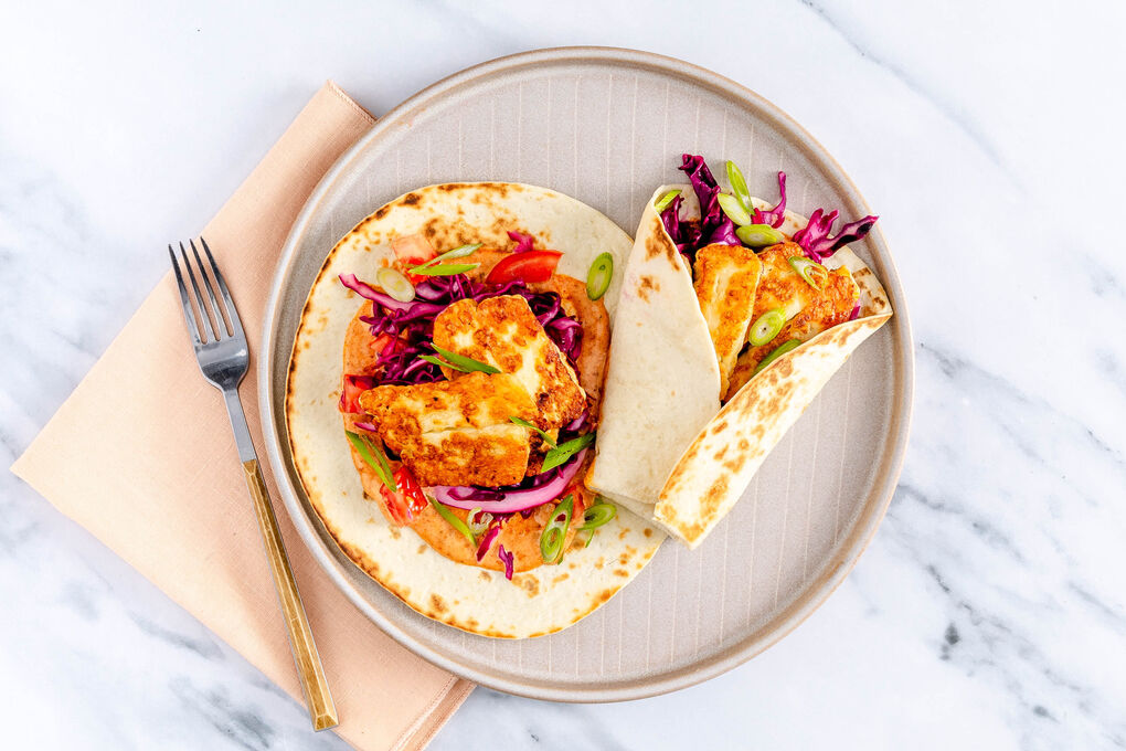 Grillkäse-Wraps mexikanische Art mit Rotkohl, Tomaten und Lauchzwiebeln