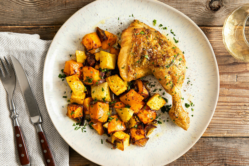 Low Carb: Hähnchenschenkel mit Kürbisgemüse mit frischen Kräutern