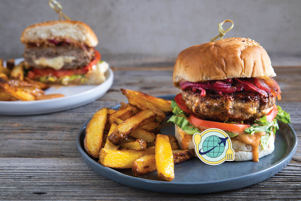 Special V2: Cheeseburger mit Bio-Rinderhack mit karamellisierten Zwiebeln und Ofenpommes