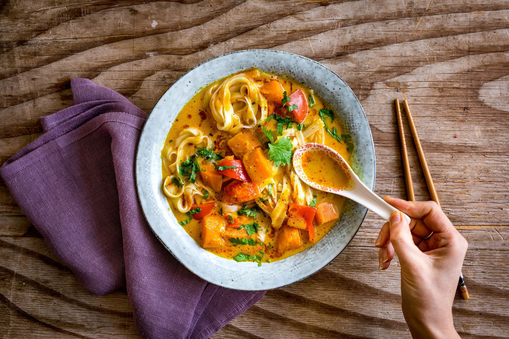Süßkartoffel-Curry-Suppe mit Kokosmilch und Udon-Nudeln
