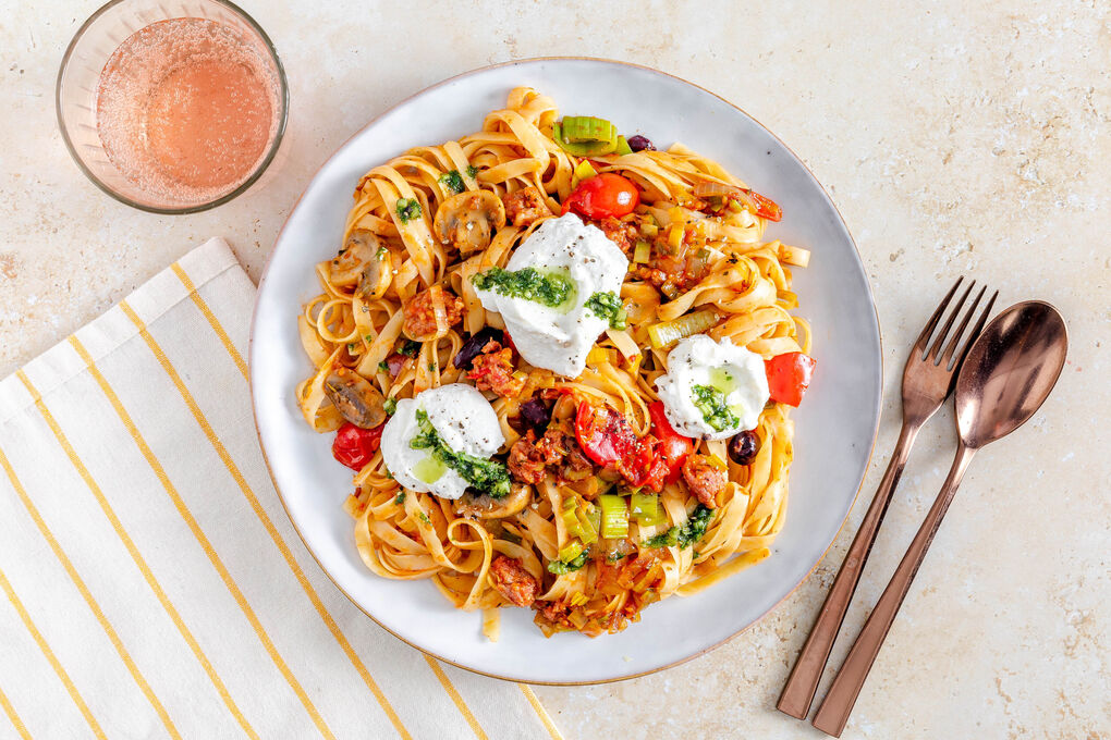 Schweinswurst-Pasta mit Ricotta mit buntem Gemüse und Basilikumcreme