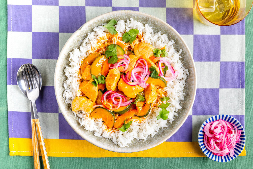 Curry „Butter Chicken“-Style auf Basmatireis mit eingelegten Zwiebeln und Koriander