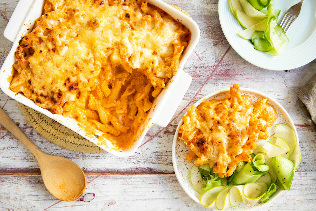 Pasta-Auflauf mit Paprika und Käse dazu Apfel-Gurken-Salat