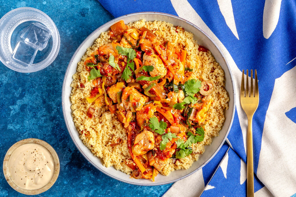 Tajine mit Bio-Hähnchen und Gemüse mit Joghurtsauce auf Vollkorncouscous