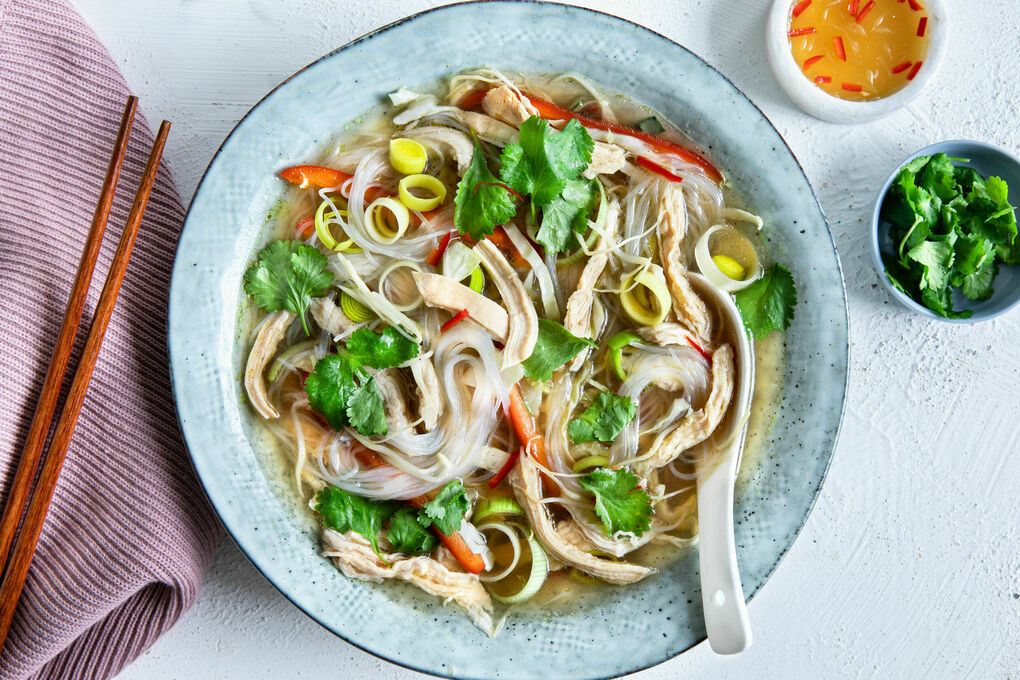 Vietnamesische Bio-Hähnchen-Phô mit buntem Gemüse und Koriander