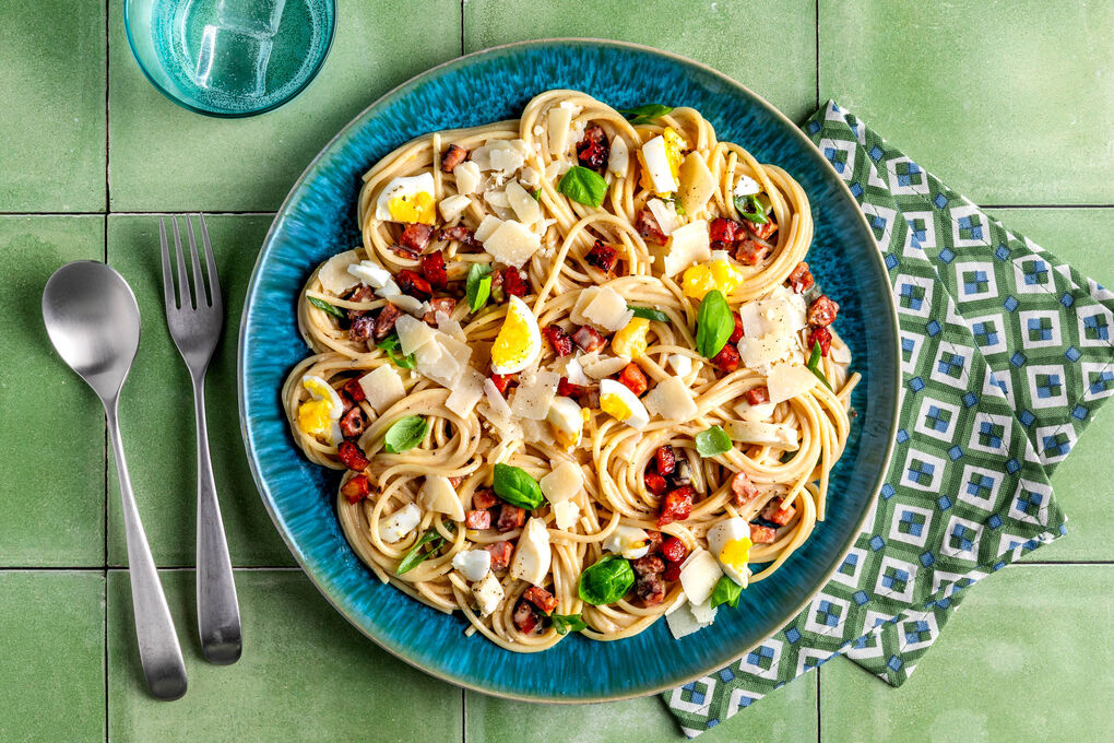 Schnelle Chorizo-Spaghetti mit Crème fraîche und hartgekochtem Ei
