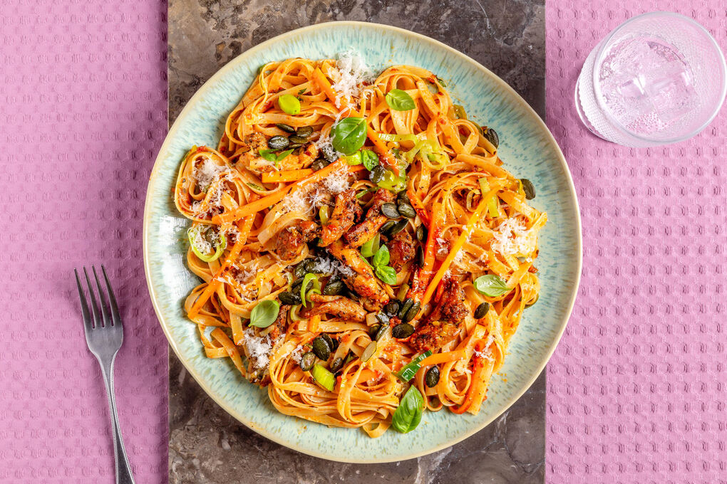 Schnelle Gemüse-Hähnchen-Pasta mit Tomaten-Oliven-Pesto und Basilikum