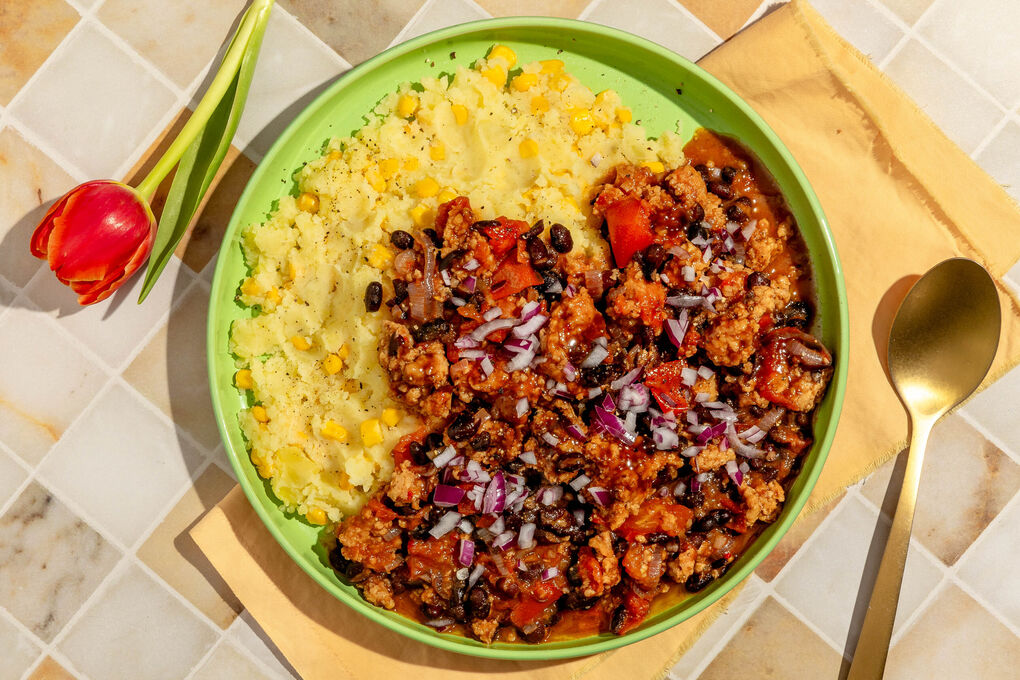 Chili sin Carne mit veganem Hack auf Kartoffelstampf mit Mais