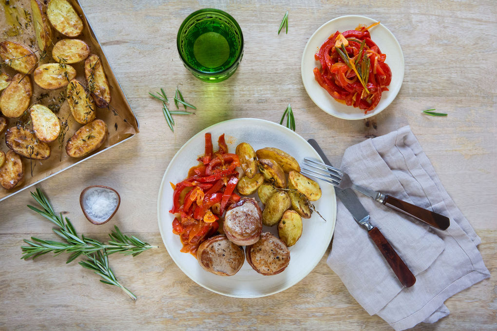 Schweinefilet im Speckmantel mit Paprikasugo und Thymian-Kartoffel