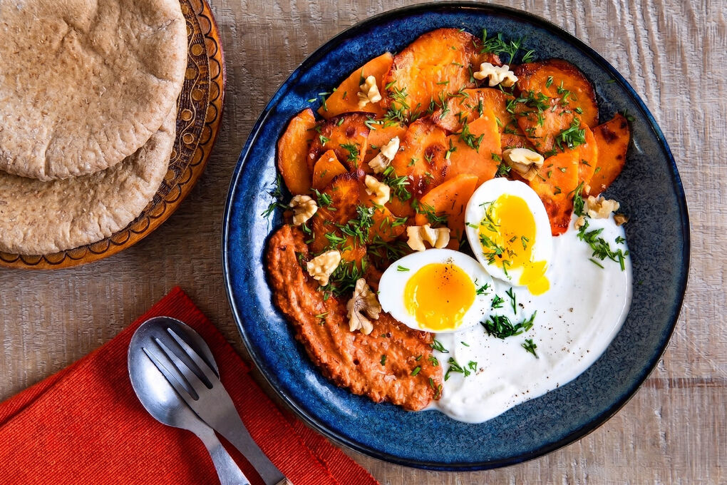 Ei an pikanter Paprika-Walnuss-Sauce mit Süßkartoffel, Joghurt und Vollkornpita
