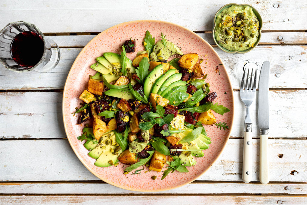 Bunter Ofengemüse-Salat mit Pistazien mit Kartoffeln und Avocadocreme