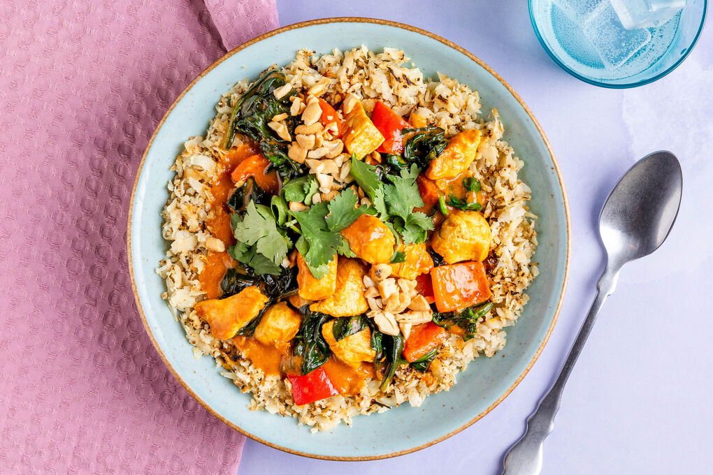 Butter Chicken auf Blumenkohlreis mit Koriander und Cashews