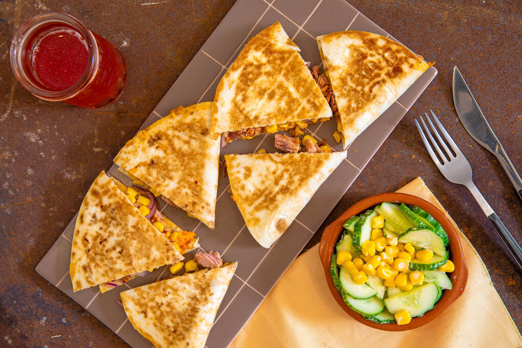 Thunfisch-Quesadillas mit Cheddar dazu Gurken-Mais-Salat