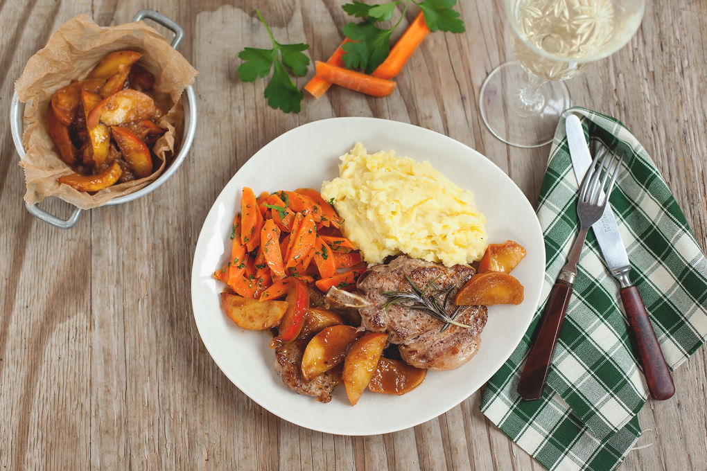 Spanferkelkotelett mit Honig äpfeln, Karotten und Kartoffelpüree