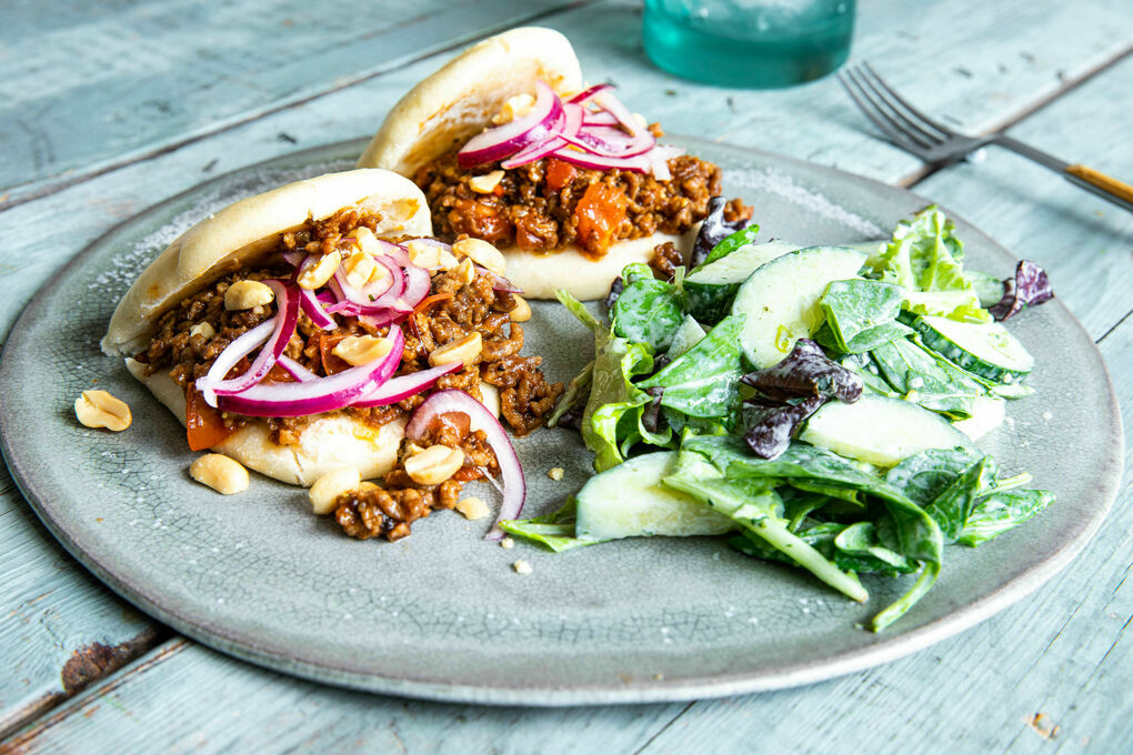 Hefebrötchen mit Rinderhack dazu Salat mit cremigem Korianderdressing