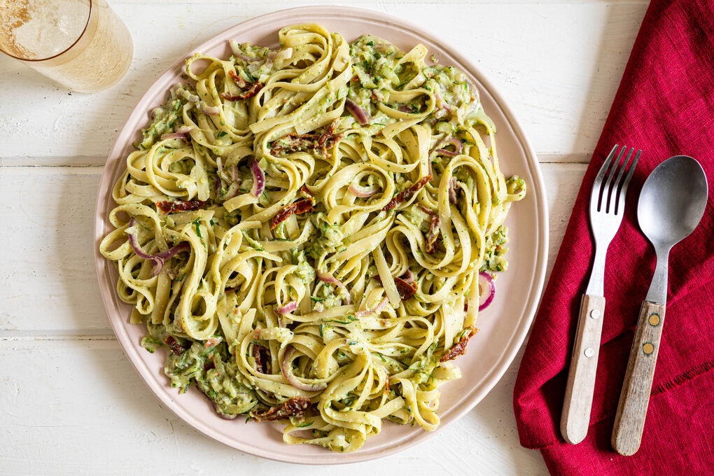 Tagliatelle mit Zucchini und Tomaten in cremiger Basilikum-Käse-Sauce