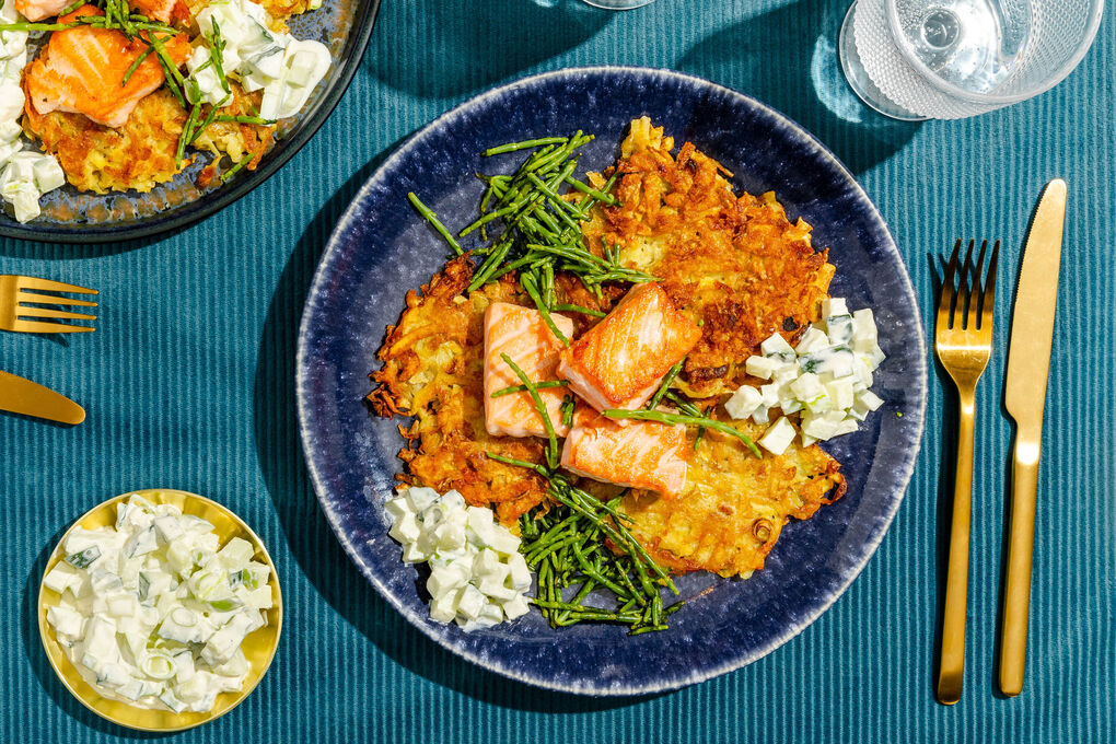 Ostern: Kartoffelpuffer mit Lachs und Queller an cremigem Apfel-Gurken-Dip