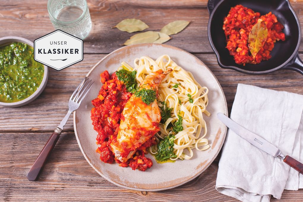 Zarter Kaninchen-Schmortopf mit Tagliatelle und Petersiliensauce