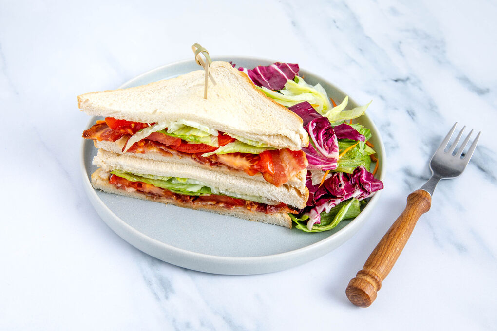 <650kcal: Bacon-Sandwich mit Ahornsirup garniert mit Tomate und buntem Salat