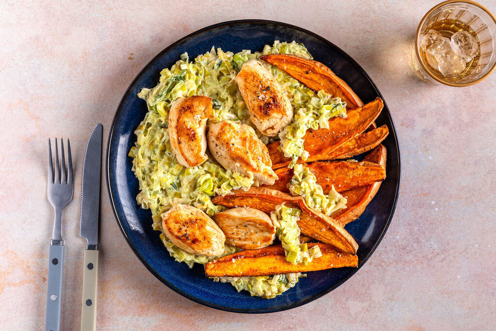 Hähnchenmedaillons in cremiger Sauce mit Lauch, dazu geröstete Süßkartoffeln