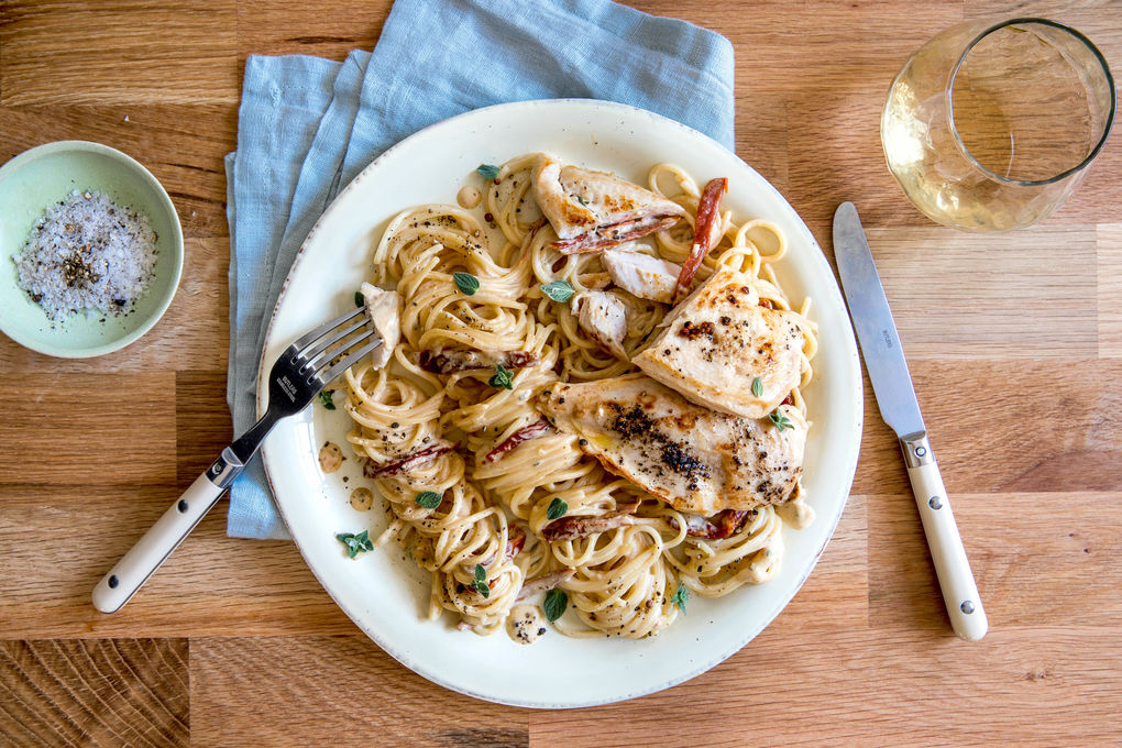 Hähnchen-Spaghetti mit Oregano und getrockneten Tomaten